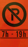 Panneau de prescription de stationnement (MTQ) P-150-1-D - Stationnement  interdit , avec flèche vers la droite